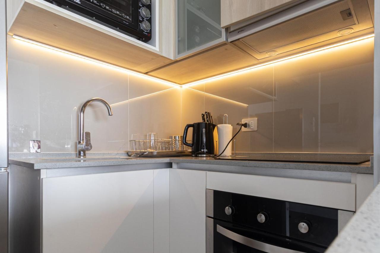 Burgundy View 1br W/view, Balcony & Parking. Apartamento